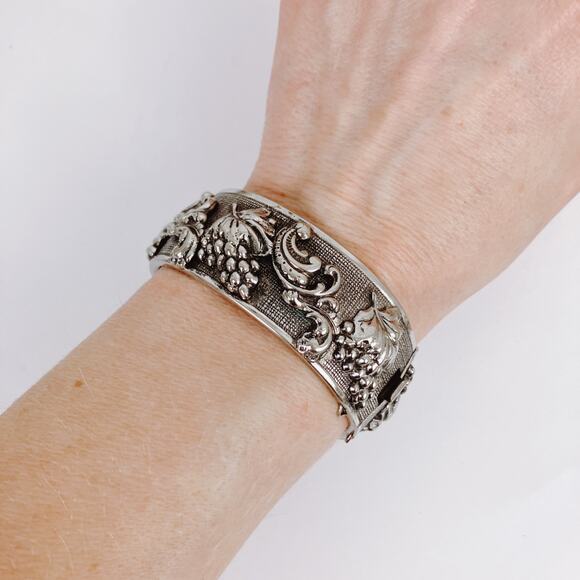 VTG Mid Century Hinged Bangle Grapevine Scroll 1950s Ornate Silver Tone Bracelet - Picture 2 of 13